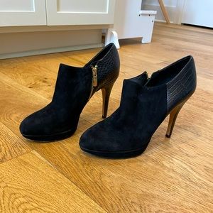 Never worn, black Vince Camuto heeled booties. Super cute! Size 8